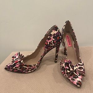 Betsey Johnson Prince-P Leopard d’Orsay Pu…